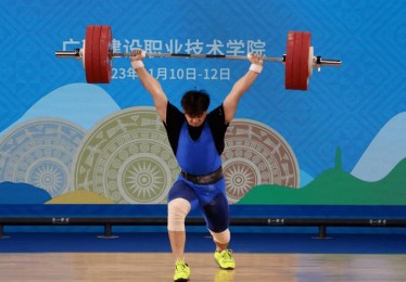 B体育：举重赛场上的力量美学，举重比赛现场