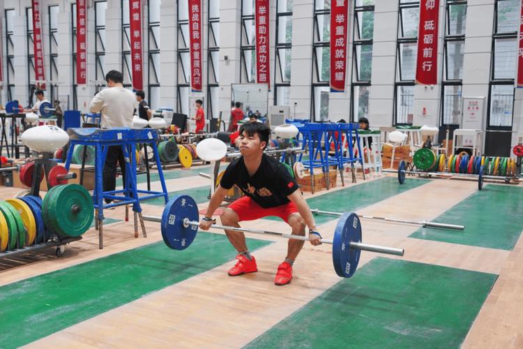 B体育:举重训练营开营,未来冠军从这里起步,举重体能训练视频