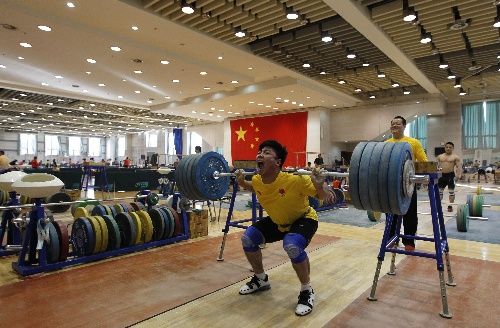 B体育:举重训练营开营,未来冠军从这里起步,举重体能训练视频