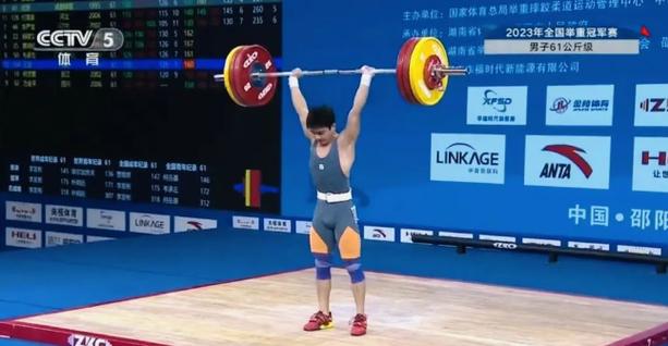 B体育:举重赛场上的力量美学,举重比赛现场