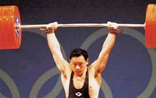 B体育:举重名将的退役生活,举重冠军退役后惨状