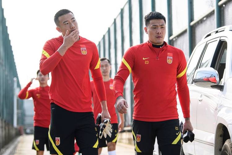 B体育app揭秘足坛门将升级之道,现代门将如何平衡防守意识与传球控球能力